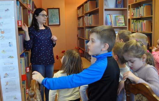 Dowiedziały się jak powstaje książka zanim trafi do biblioteki, jakie rodzaje książek mamy w bibliotece, oraz jak stać się jej czytelnikiem.