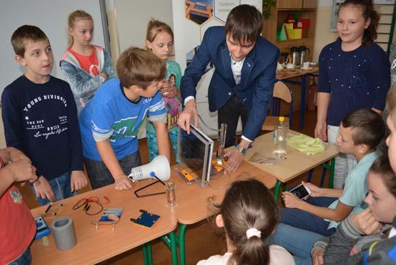 Młodzież z wielkim zainteresowaniem oraz zadziwiająca aktywnością uczestniczyła w 6 godzinnych zajęciach poznając przyczyny powstawania niskiej emisji, skutki jej występowania oraz sposoby walki ze