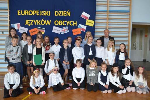 Uczniowie klas 0-3 wraz z wychowawcami i licznie przybyłymi rodzicami w ramach Europejskiego Dnia Zdrowego Jedzenia i Gotowania przygotowali pyszne śniadanie, które daje moc na cały dzień.