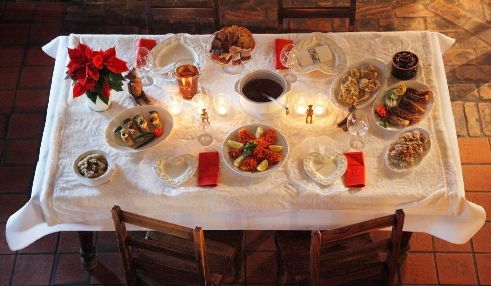 Podczas wigilii nie jada się mięsa zwierzęcego, dlatego podaje się ryby, które