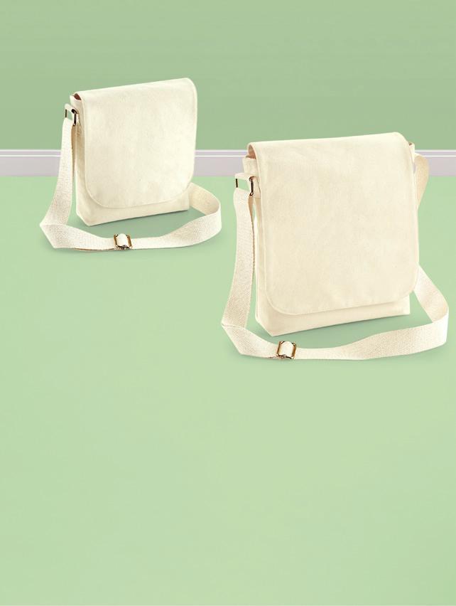 407 g/m2 Bawełna ekologiczna Posiada certyfikat Fairtrade Klasyczny styl Mosiężne elementy wykończenia Regulowany pasek na ramię Wymiary: 17 x 23 x 7 cm Pojemność: 3 L NOWOŚĆ KOLOR W462 Torba