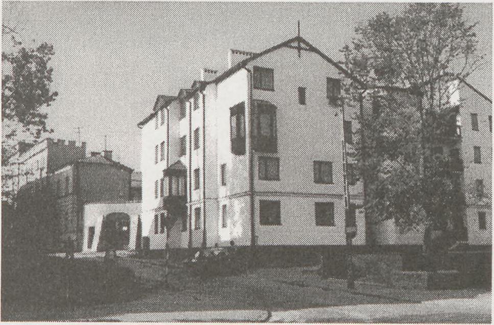 Szpitalnej postawiono dwa bloki mieszkalne, niszcząc skalę historycznej zabudowy (przesłaniając ratusz i kościoły). W latach siedemdziesiątych przebudowano kamienicę przy ul.