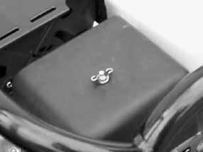 Czyszczenie / wymiana wkładu filtru powietrza Odkręcić pokrywę filtru powietrza.