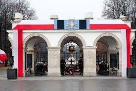 W kolumnadzie pałacu utworzono Grób Nieznanego Żołnierza.