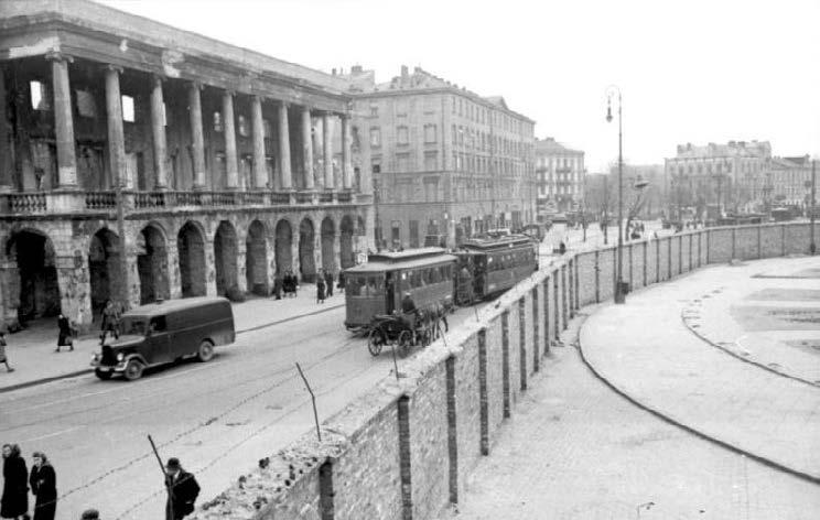 Większość Polaków, zaabsorbowana zmaganiem się z trudnościami dnia codziennego, pozostawała bierna wobec Mur oddzielający stronę aryjską od getta, 1941 r. Źródło: Bundesarchiv Zagłady.