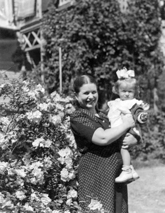 Po wojnie Irena Sendlerowa pomagała najbiedniejszym organizowała sierocińce Irena Sendlerowa z córką, 1948 r. Źródło: East News dla dzieci, współtworzyła domy starców i zakłady opieki społecznej.