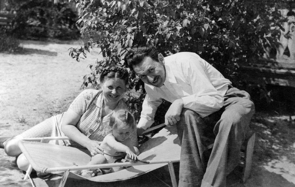 W czasie wojny związała się z Adamem Celnikierem, który zmienił nazwisko na Zgrzembski. Po powrocie Mieczysława Sendlera do kraju, wystąpiła o rozwód, aby w 1947 r. móc wyjść za mąż za Zgrzembskiego.