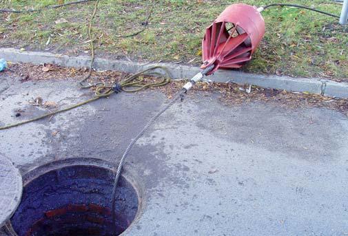 Fot. 6. Czyszczak skonstruowany do usunięcia osadów z wnętrza kanału DN 300 przewidzianego do renowacji metodą shortliningu. Fot. 7. Czyszczak po przeciągnięciu przez kanał.