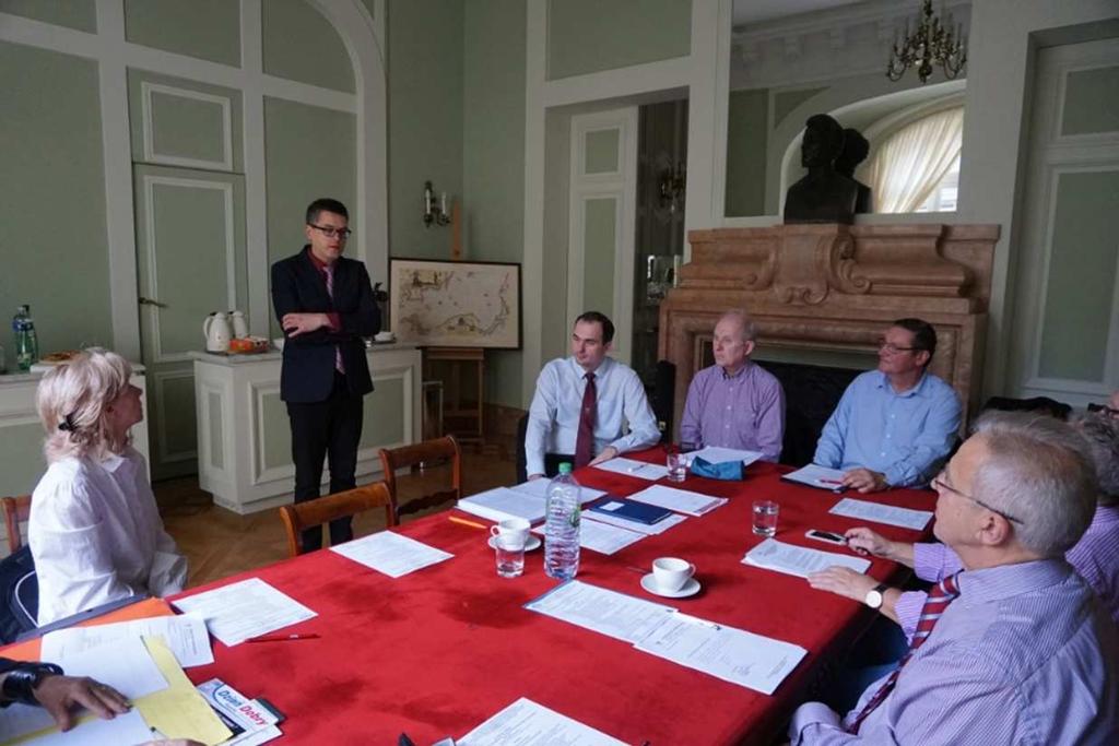Komunikaty Fot. 1. Powitanie p.o. Dyrektora Stacji Polskiej Akademii Nauk w Paryżu dr hab. Macieja Foryckiego uczestników obrad XIV Walnego Zebrania EFPSNT Forycki (Fot. 1).