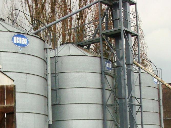 Kiszonki Kiszonki produkowane w gospodarstwie powinny być przechowywane w specjalnych zbiornikach, silosach, na płytach bądź w belach lub rękawach foliowych,