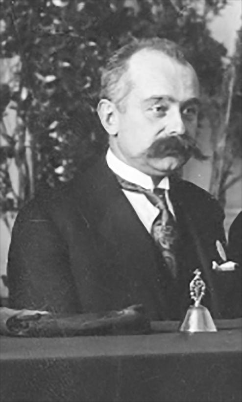 Leon Borowski urodził się 14 kwietnia 1884 r. w Humaniu na Ukrainie. Studiował na Wydziale Inżynierii Instytutu Politechnicznego w Kijowie, gdzie w grudniu 1913 r. uzyskał tytuł inżyniera budowlanego.