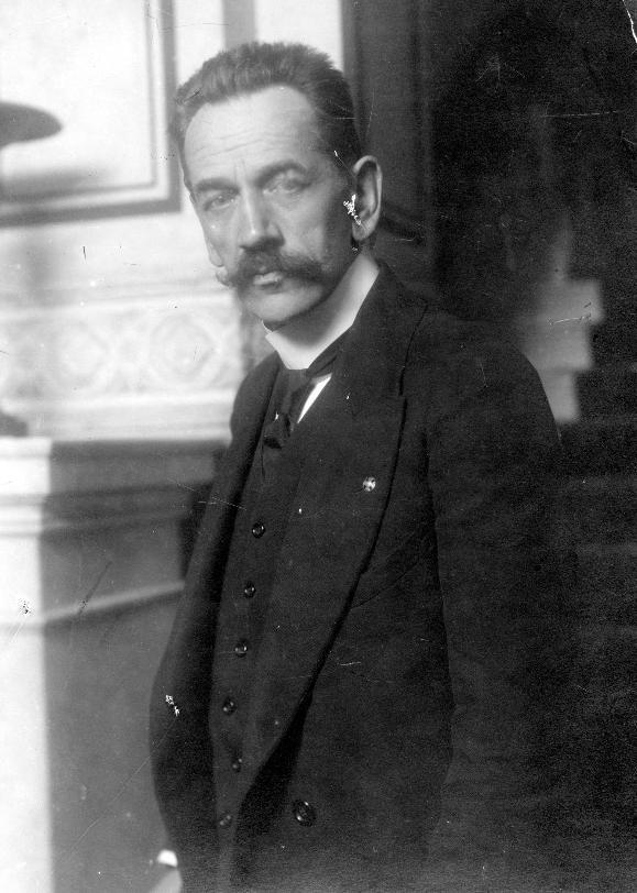 Jędrzej Moraczewski urodził się 13 stycznia 1870 r. w Trzemesznie. Jego ojciec uczestniczył w powstaniu 1863 r., a dziad w 1831 r. Z rodziną przenosił się w 1876 r. do Krakowa i w 1881 r.
