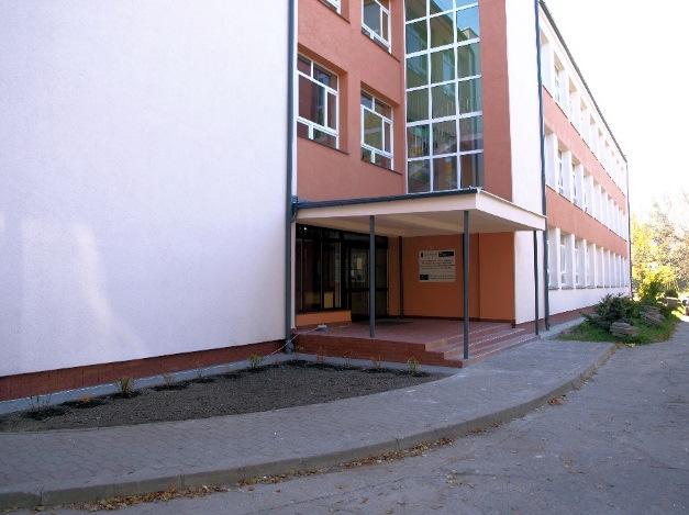 zakupem wyposażenia niezbędnego do uruchomienia profesjonalnych laboratoriów językowych i pracowni dydaktycznych do praktycznej nauki zawodów.