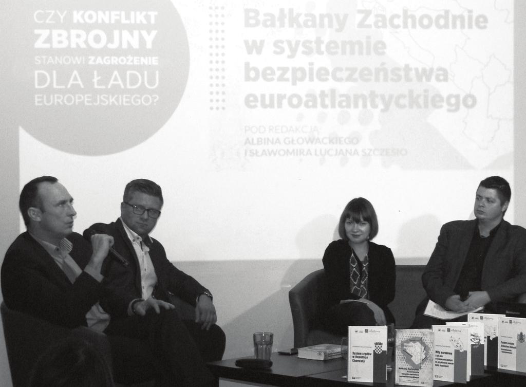 Kronika naukowa 323 2. Wystąpienie kierownika Centrum prof. nadzw. dr. hab. Konrada Składowskiego (pierwszy z lewej), dr. Rafała Woźnicy (UJ), dr Magdaleny Rekść i dr.