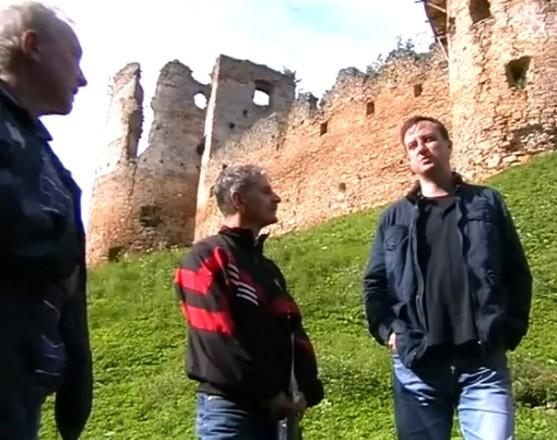 Ministerstvo kultúry SR v tomto roku začalo pilotný projekt na hradoch Uhrovec a Šariš, kde sa do obnovy hradov zapájajú aj uchádzači o zamestnanie.