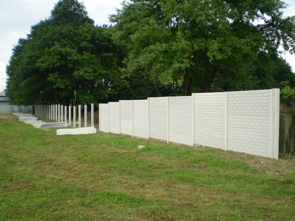 Info z OcÚ 1. Firma PNEUTRADE s.r.o. z Tornale vybudovala nové oplotenie Židovského cintorína v celkovej dĺžke 175 m zo severnej a východnej strany.