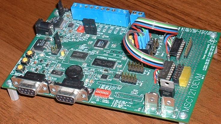 Komputer Pokładowy W samolocie znajduje się mikrokomputer MSC1210Y5 firmy Texas Instruments wyposażony w rdzeń 8051 oraz wysokiej klasy 24 bitowy przetwornik analogowo-cyfrowy.