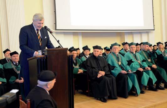 Promotor prof. Wojciech Radomski, dr h.c. PŚw, podczas wygłaszania laudacji (fot. Karolina Apiecionek, Biuro Rektora PW) czonych, a także w świecie.
