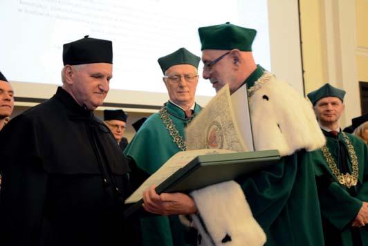 Wręczenie dyplomu nadania godności dr. h.c. PW prof. Andrzejowi Nowakowi przez JM Rektora (fot. Karolina Apiecionek, Biuro Rektora PW) Podczas wystąpienia prof.