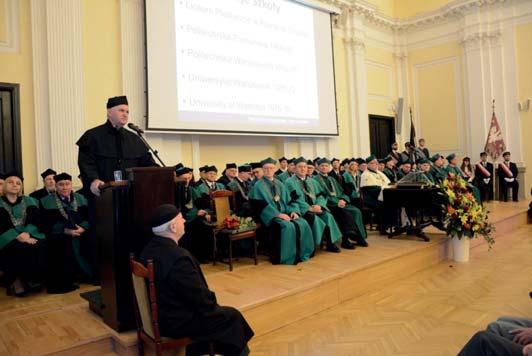 i Techników Budownictwa. Profesor Andrzej Nowak odebrał tytuł doktora honoris causa Politechniki Warszawskiej z rąk rektora PW prof. Jana Szmidta oraz dziekana WIL PW prof. Andrzeja Garbacza (fot.
