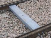 Wykonawca Konsorcjum w składzie: 52/107 Rysunek 6. Przykład smarownicy torowej SRS oraz szafy z aparaturą sterowniczą smarownicy (http://www.transportszynowy.