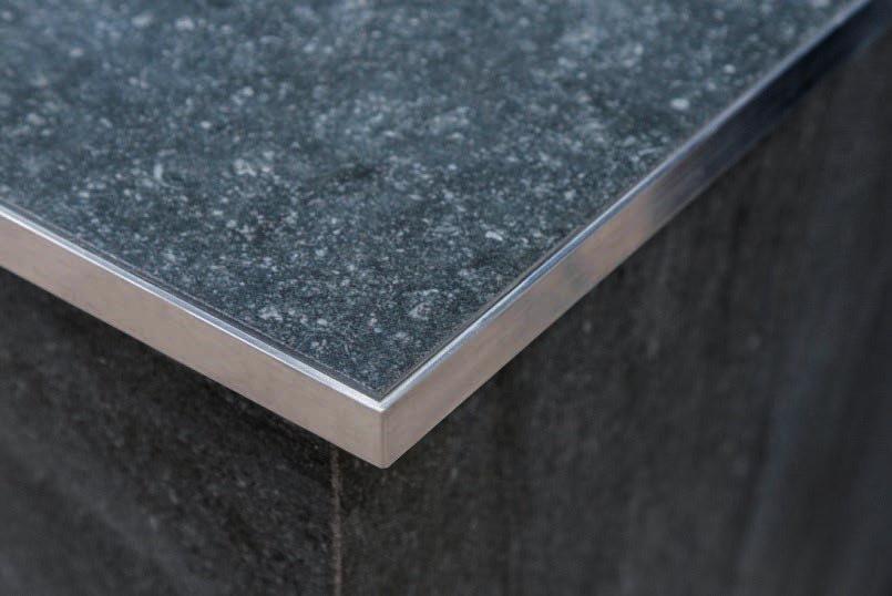Neolith Estatuario 12 mm z profilem Jolly-AC Profile zapewniają nie tylko efekt ozdobny, ale także zabezpieczenie