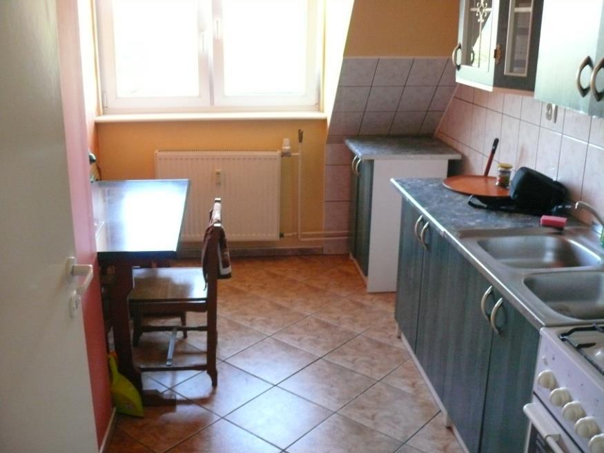 Lokal wyposażony jest w instalacje: elektryczną, wodnokanalizacyjną,