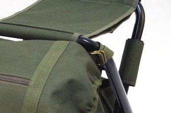 Plecak z krzesełkiem brązowy 184222399 30 cm x 23 cm x 58 cm Opis: Wodoodporny plecak z wytrzymałego brązowego zamszu.