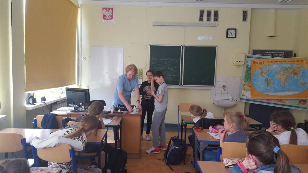 SPOTKANIE NA TERENIE PLACÓWKI ZE SPECJALISTĄ W dniu 13 marca uczniowie klasy 4c szkoły podstawowej brali udział w warsztatach ŻYJ ZDROWO przeprowadzonych przez pielęgniarkę