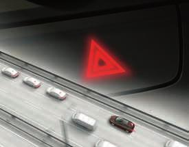 ostrzega o tym za pomocą dyskretnych lampek ostrzegawczych wbudowanych w lusterka boczne po stronie kierowcy i pasażera.