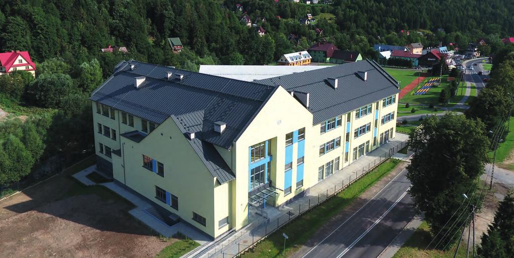 BIULETYN INFORMACYJNY URZĘDU GMINY ZAWOJA 2/2018 3 Fot. Piotr Mrowiec Nowa szkoła w Zawoi Centrum! Dwa lata temu oddana została do użytku nowa Szkoła w Zawoi Centrum.
