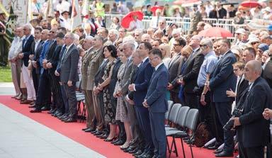 o nas, o nasze rodziny i o cały nasz naród. Za to wszystko zawsze dziękujemy i zawierzamy wszystkich, a szczególnie polskie rodziny i sprawy pokoju w Europie i świecie zapraszał do modlitwy ks.