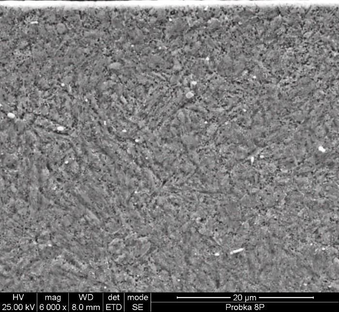 Structure of 9S sample in different areas of the valve disk cross-section, SEM a) obszar przy krawędzi zewnętrznej a) area near exterior edge b) obszar w okolicy środka próbki b) area near center of