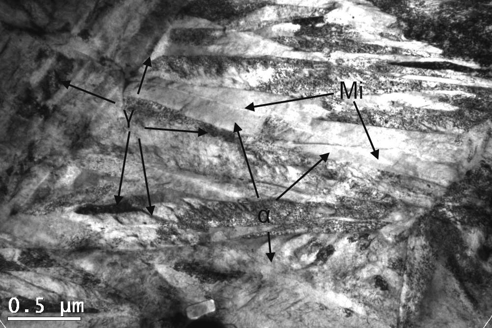 Mikroskopia transmisyjna przedstawia struktury bainitu dolnego składającego sie z ferrytu bainitycznego z pozostałością austenitu o wydłużonym kształcie oraz bardzo drobnymi węglikami występującymi