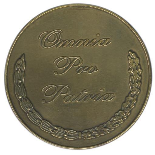 Na awersie medalu, pośrodku koła znajduje się stylizowane godło Akademii, a na obwodzie koła widnieje napis ZA ZA- SŁUGI DLA