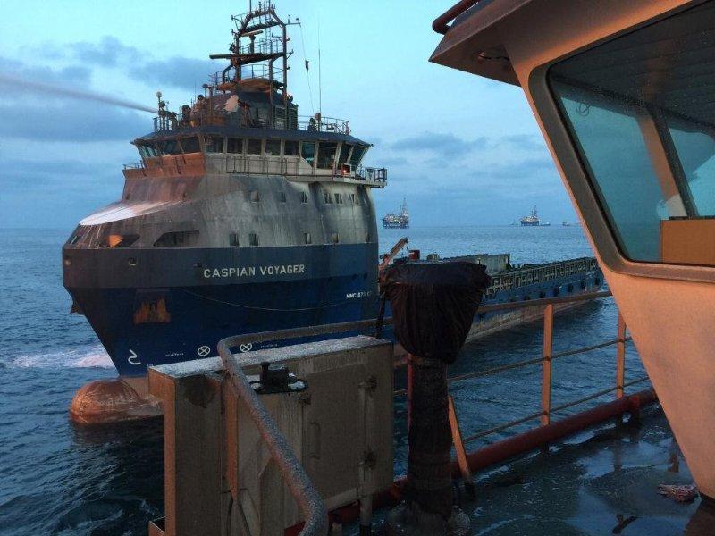 Statek Caspian Voyager w czasie gaszenia pożaru na jednej z platform wiertniczych z widocznym na lewej burcie znakiem biura MMC. Fot.