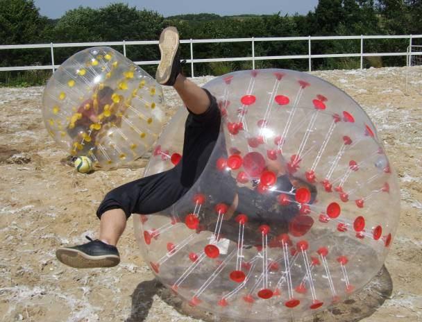 Sumo zorbing To niezwykle widowiskowa i kontaktowa, a zarazem bardzo bezpieczna rozrywka dla każdego, bez względu na wiek i płeć.