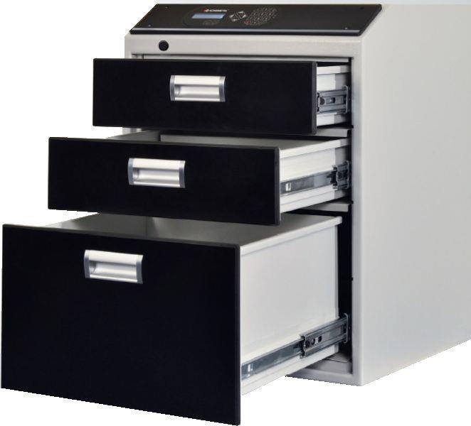 finansowych. Solidna obudowa i elektronicznie kontrolowany dostęp do szuflad zapewniają bezpieczeństwo przechowywania odpowiadające klasom: DI wg EN 1143-2 i I wg EN 1143-1.