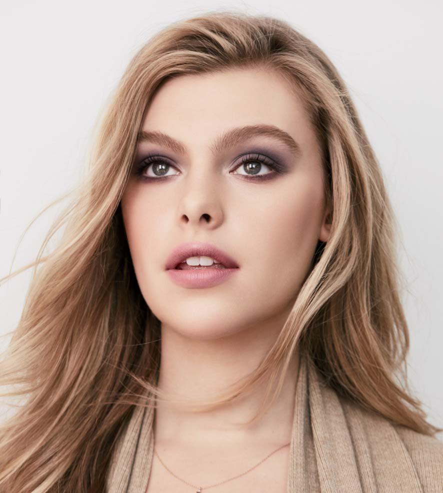 Makijaż modelki: Matujący Podkład w Płynie TimeWise, Transparentny Puder Sypki, Wypiekany Róż do Policzków Giving Heart, Palety Cieni do Powiek Rosé Nudes i Simply Smoky, Tusz do Rzęs Lash Love