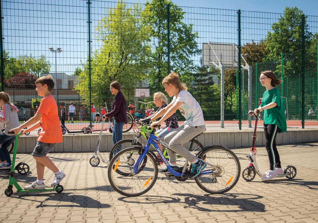 Rozwijamy infrastrukturę rowerową Warszawiacy kochają rowery, codziennie po stołecznych drogach porusza się 75 tys. rowerzystów. Tylko w ciągu dwóch ostatnich lat ruch rowerowy wzrósł aż o 40%.