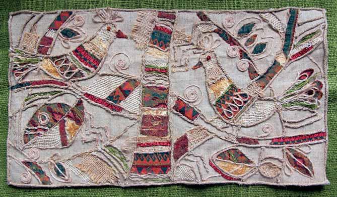 VOLODYMYRA GURSKA UKRAINA/ UKRAINE Drzewa i ptaki 50 x 27 cm, technika: aplikacja, 2014 Urodziła się w 1952 r. Ukończyła Lwowski Instytut Sztuki Dekoracyjnej i Użytkowej Wydział Tkaniny.