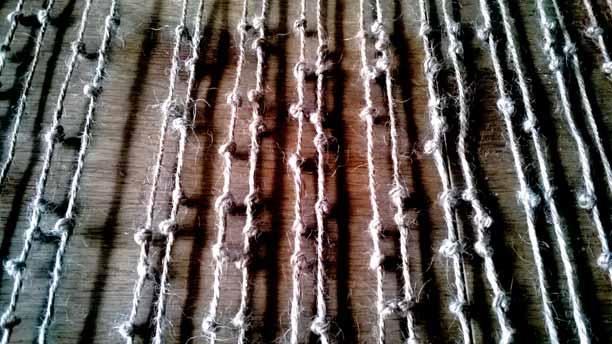 EDYTA KASPERKIEWICZ Pisane Braille em 60 x 60 cm, technika własna, 2014 Praca składa się z supełków, które tworzą pismo Brailla. Supełki odpowiadają poszczególnym literom.