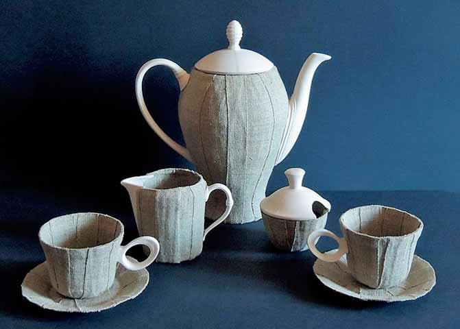JADWIGA KORZENIOWSKA Tea-time 60 x 60 x 60 cm; technika własna z wykorzystaniem ceramiki, 2014 Absolwentka Uniwersytetu Ludowego Rękodzieła Artystycznego w Woli Sękowej.