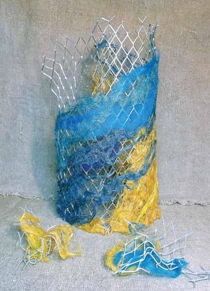 OLGA ŁUKOWSKA UKRAINA/ UKRAINE Transformacja wys. 25 cm, technika własna, 2014 Urodziła się we Lwowie. Ukończyła Państwowy College Sztuki Dekoracyjnej i Stosowanej im. I.