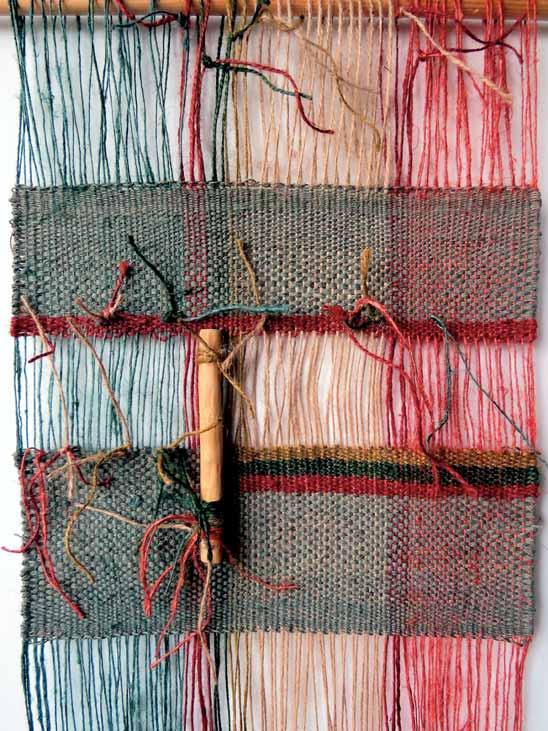 OLGA POBEREŻNA UKRAINA/ UKRAINE Trzy kolory 50 x 32 cm, technika: gobelin, len, juta, drewno, 2014 Ukończyła Liceum Sztuki Użytkowej w Wyżnyci na Ukrainie (1994) oraz Uniwersytet Humanistyczny w