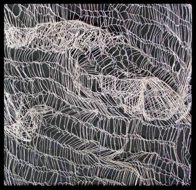 MAŁGORZATA WYSZOGRODZKA TRZCINKA Zamglenie 30 x 30 cm, technika: dzianina, przeplot, 2014 Ukończyła PWSSP w Łodzi dyplom na Wydziale Tkaniny i Ubioru (1974).
