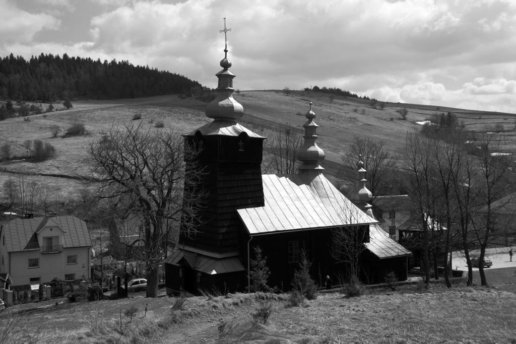 Nie mogę się w cerkwi modlić, bo to takie ruskie... Banica, cerkiew św. św. Kosmy i Damiana, widok od południowego-zachodu, fot.
