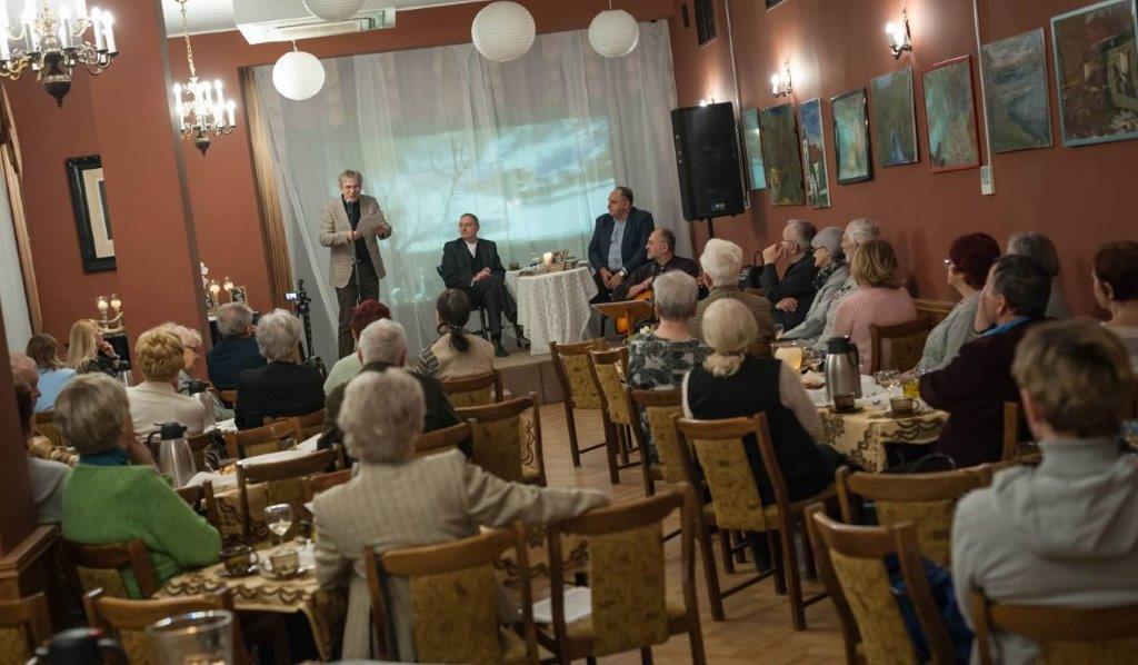 Pomina w znakomitej interpretacji, znanego bydgoskiego aktora, Eugeniusza Rzyskiego. Z trudnej i pięknej poezji wyłonił on po mistrzowsku, treść poszczególnych tekstów. Spotkania z twórczością Ks.