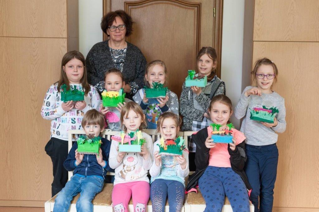 2. Ferie zimowe dla dzieci. W dniach od 12 do 23 lutego br. trwały zimowe ferie, które w Domu Kultury Orion i Klubie Arka upłynęły dzieciom na zajęciach świetlicowych.