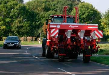 Kompaktowa i zwarta konstrukcja Siewnik punktowy Optima TFprofi z ramą ciąganą składaną hydraulicznie jest